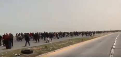 بعد تأجيل ترحيلهم من ليبيا... تونسيون يقتحمون معبر رأس جدير الحدودي بالقوة